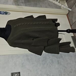 "ELON" SZ. L, Dark green, slightly cropped cable knit sweater. 100% acrylic.